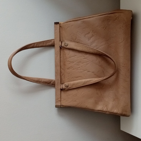 ๐๐ค Tan Handbag | Metallic Closure - Picture 2 of 7
